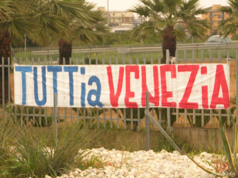 «Tutti a Venezia», qui in zona Ragnola, vicino allo svincolo della Superstrada